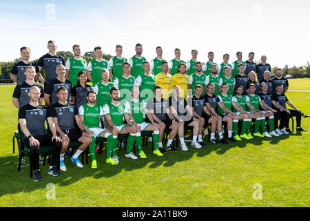 Teamgruppe, von links nach rechts, Top Tow: Calvin Charlton (Head of Performance Analysis), Rory Monks (Senior Sports Therapist), Josh Vela, Glenn Middleton, Oli Shaw, Jason Naismith, Florian Kamberi, Vykintas Slivka, Steven Whittaker, Tom James, Scott Allan, Joe Newell, Colin Clancy (Lead Football Scientist), Duncan Reid (Club Doctor). Mittlere Reihe - Finlay stark (Academy Administration and Operations Manager), Paul Green (Lead Strength and Conditioning Coach), Paola Rodriguez (Performance Nutritionist), Daryl Horgan, Melker Hallberg, Ryan Porteous, Ofir Marciano, Chris Maxwell, Adam Jackson, Chri Stockfoto