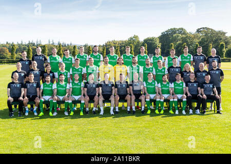 Teamgruppe, von links nach rechts, Top Tow: Calvin Charlton (Head of Performance Analysis), Rory Monks (Senior Sports Therapist), Josh Vela, Glenn Middleton, Oli Shaw, Jason Naismith, Florian Kamberi, Vykintas Slivka, Steven Whittaker, Tom James, Scott Allan, Joe Newell, Colin Clancy (Lead Football Scientist), Duncan Reid (Club Doctor). Mittlere Reihe - Finlay stark (Academy Administration and Operations Manager), Paul Green (Lead Strength and Conditioning Coach), Paola Rodriguez (Performance Nutritionist), Daryl Horgan, Melker Hallberg, Ryan Porteous, Ofir Marciano, Chris Maxwell, Adam Jackson, Chri Stockfoto