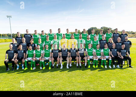 Teamgruppe, von links nach rechts, Top Tow: Calvin Charlton (Head of Performance Analysis), Rory Monks (Senior Sports Therapist), Josh Vela, Glenn Middleton, Oli Shaw, Jason Naismith, Florian Kamberi, Vykintas Slivka, Steven Whittaker, Tom James, Scott Allan, Joe Newell, Colin Clancy (Lead Football Scientist), Doctor Duncan Reid (Club). Mittlere Reihe - Finlay stark (Academy Administration and Operations Manager), Paul Green (Lead Strength and Conditioning Coach), Paola Rodriguez (Performance Nutritionist), Daryl Horgan, Melker Hallberg, Ryan Porteous, Ofir Marciano, Chris Maxwell, Adam Jackson, Stockfoto