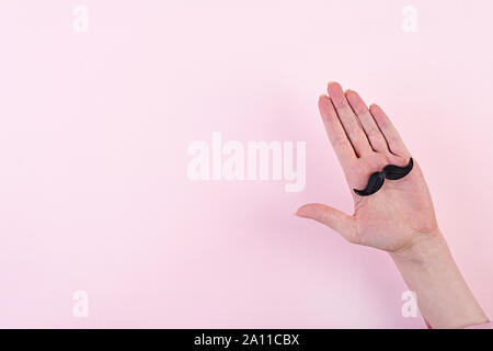 Happy Vatertag. Hintergrund der Vatertag. Schnurrbart in der Hand. Flach. Stockfoto