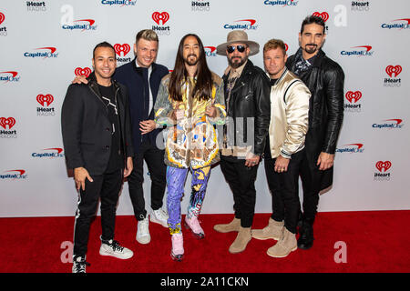 September 21, 2019, Las Vegas, Nevada, US: HOWIE DOROUGH, Nick Carter, BRIAN LITTRELL, AJ MCLEAN und Kevin Richardson von Backstreet Boys kommen mit Steve Aoki (Mitte) zu den iHeartRadio Music Festival bei der T-Mobile Arena in Las Vegas, Nevada (Bild: © Daniel DeSlover/ZUMA Draht) Stockfoto