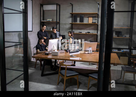 Fotografen arbeiten im studio Stockfoto
