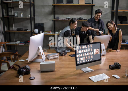 Fotografen arbeiten im studio Stockfoto