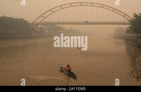 Pekanbaru, Riau, Indonesien. 23 Sep, 2019. RIAU, Indonesien - 23. SEPTEMBER: Eine Ansicht von Pekanbaru City Abdeckung haze Waldbrand am 23. September 2019 in Pekanbaru City, Provinz Riau, Indonesien. Credit: Sijori Images/ZUMA Draht/Alamy leben Nachrichten Stockfoto