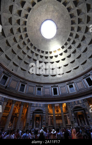 Editorial Rom, Italien -! 5. Juni 2019: Blick auf die Decke Kuppel des alten Pantheon, jetzt eine Kirche und eine große Touristenattraktion. Stockfoto