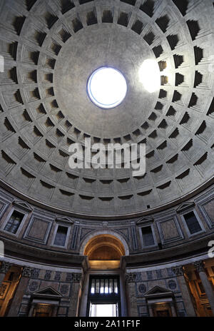 Editorial Rom, Italien -! 5. Juni 2019: Blick auf die Decke Kuppel des alten Pantheon, jetzt eine Kirche und eine große Touristenattraktion. Stockfoto