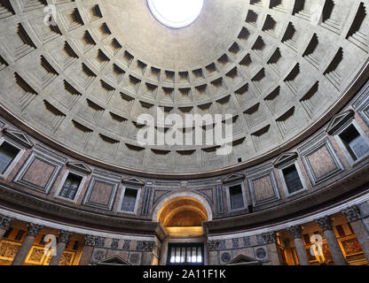 Editorial Rom, Italien -! 5. Juni 2019: Blick auf die Decke Kuppel des alten Pantheon, jetzt eine Kirche und eine große Touristenattraktion. Stockfoto