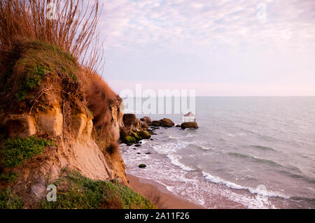 Wellen, die die Küste durchbrechen, die einst alliierte Truppen 1944 in Anzio, Italien, begrüßten. Stockfoto