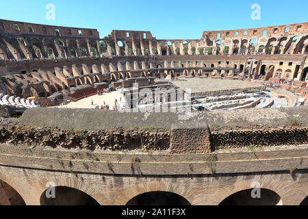 Editorial Rom, Italien, 16. Juni 2019: Das Innere des berühmten Kolosseum, jetzt ein wichtiges touristisches Ziel. Stockfoto