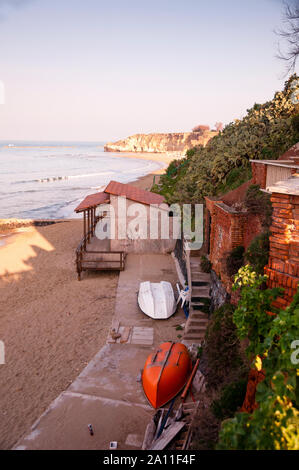 Ruhige Strandszene in Anzio, Italien. Historisch bedeutsam war Anzio Schauplatz der alliierten Invasion Italiens im Zweiten Weltkrieg im Jahr 1944. Stockfoto