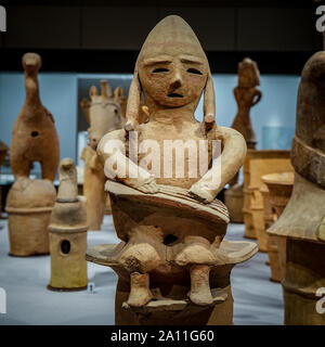 Haniwa (Terrakotta Grab figurine) Mann spielt eine Zither, Kofun Periode, 6. Jahrhundert, Ibaraki, Japan Stockfoto