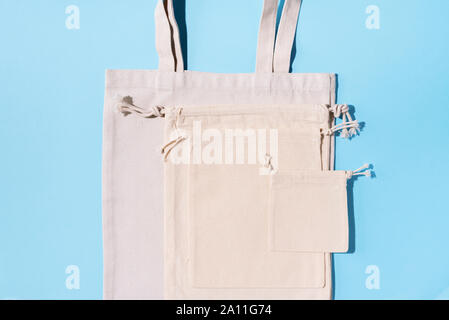 Canvas Bag Canvas und Leinen Taschen mit Tunnelzug auf blauem Hintergrund mit Kopie Raum tote. Ansicht von oben. Null Abfall, Kunststoff Konzept. Eco frien Stockfoto