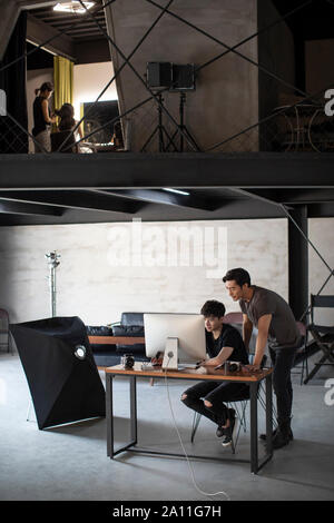 Fotografen arbeiten im studio Stockfoto