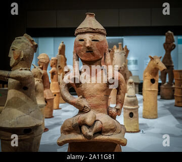 Haniwa (Terrakotta Grab figurine) Mann mit bemaltem Gesicht sitzen im Schneidersitz, Kofun Periode, 6. Jahrhundert, Tochigi, Japan Stockfoto