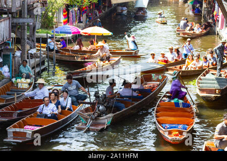 Damnoen Saduak Markt, Thailand: - Mai 18, 2019: - Dies ist ein Schwimmender Markt in Thailand und nehmen Sie ein Boot haben dann eine tolle Tour mit variablem Ma Stockfoto