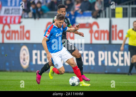 Salih OEZCAN (Von, vñzcan, KI) gegen Dennis AOGO (H), Aktion, Duellen, Fußball 2. 1. Fussballbundesliga, 7. Spieltag, Holstein Kiel (KI) - Hannover 96 (H) 1:2, am 20.09.2019 in Kiel/Deutschland. € | Nutzung weltweit Stockfoto