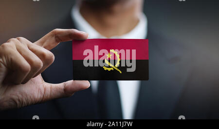 Geschäftsmann Holding Karte von Angola Flagge Stockfoto