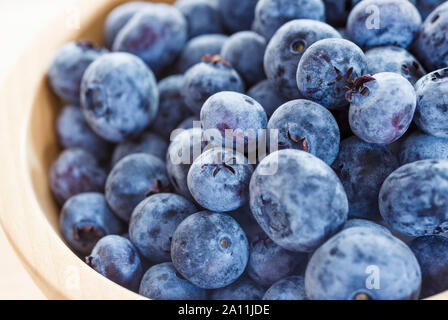 Heidelbeeren in einer Schüssel Stockfoto