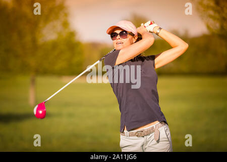 Frau Golf Spieler weg abzweigen. Stockfoto