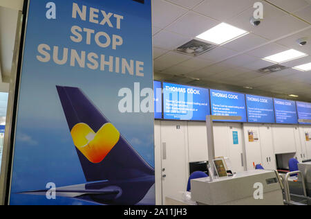 Leer Thomas Cook Check-in-Schalter am Flughafen Gatwick in Sussex, wie die 178-jährige Tour Operator hat den Handel mit sofortiger Wirkung eingestellt, nachdem man ein abschließendes Angebot ein Rettungspaket von Gläubigern zu sichern. Stockfoto