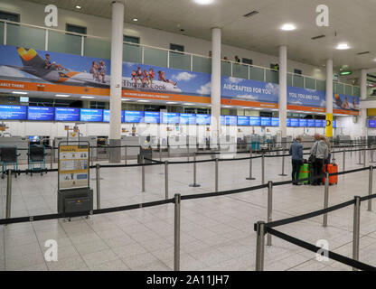 Leer Thomas Cook Check-in-Schalter am Flughafen Gatwick in Sussex, wie die 178-jährige Tour Operator hat den Handel mit sofortiger Wirkung eingestellt, nachdem man ein abschließendes Angebot ein Rettungspaket von Gläubigern zu sichern. Stockfoto