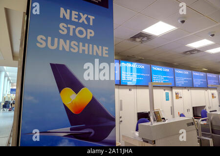 Leer Thomas Cook Check-in-Schalter am Flughafen Gatwick in Sussex, wie die 178-jährige Tour Operator hat den Handel mit sofortiger Wirkung eingestellt, nachdem man ein abschließendes Angebot ein Rettungspaket von Gläubigern zu sichern. Stockfoto