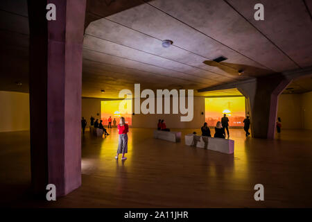 London, Großbritannien. 23. September 2019. O'magische Kraft der Trostlosigkeit von Mark Leckey in der Tate Britain. Eine neue immersiven Installation durch den Turner Prize-winning artist Entfaltung im Laufe der Zeit in eine Umgebung von Spectral Sounds und Visionen. Es verbindet neue und bestehende Werke auf et Lumière" (Ton und Licht) Erfahrung zu bilden. Credit: Guy Bell/Alamy leben Nachrichten Stockfoto