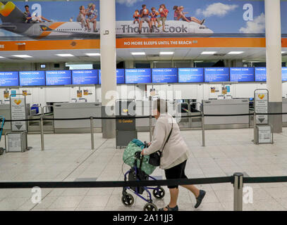 Leer Thomas Cook Check-in-Schalter am Flughafen Gatwick in Sussex, wie die 178-jährige Tour Operator hat den Handel mit sofortiger Wirkung eingestellt, nachdem man ein abschließendes Angebot ein Rettungspaket von Gläubigern zu sichern. Stockfoto