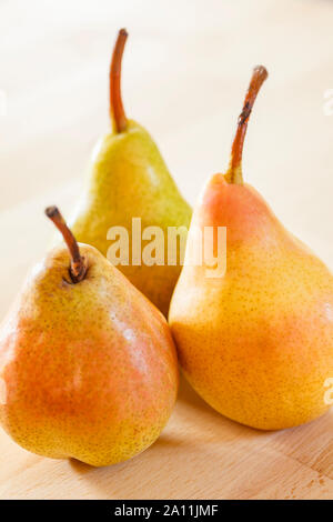 Drei Birnen auf einem hölzernen Oberfläche Stockfoto