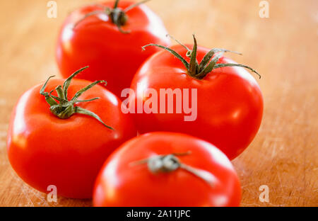 Tomaten auf einer hölzernen Oberfläche, in der Nähe Stockfoto
