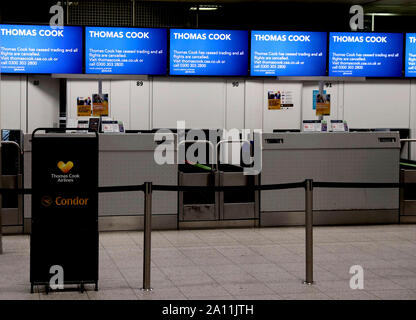 Leer Thomas Cook Check-in-Schalter am Flughafen Gatwick in Sussex, wie die 178-jährige Tour Operator hat den Handel mit sofortiger Wirkung eingestellt, nachdem man ein abschließendes Angebot ein Rettungspaket von Gläubigern zu sichern. Stockfoto