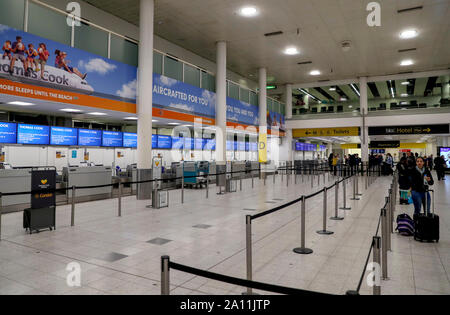 Leer Thomas Cook Check-in-Schalter am Flughafen Gatwick in Sussex, wie die 178-jährige Tour Operator hat den Handel mit sofortiger Wirkung eingestellt, nachdem man ein abschließendes Angebot ein Rettungspaket von Gläubigern zu sichern. Stockfoto