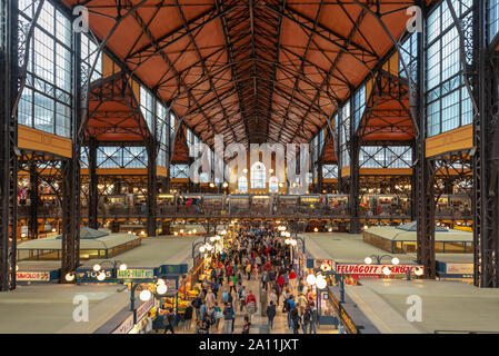 Luftaufnahme der Zentralen Markthalle in Budapest, Ungarn Stockfoto