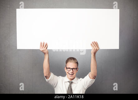 Überglücklich Geschäftsmann Holding leer Horizontale. Stockfoto