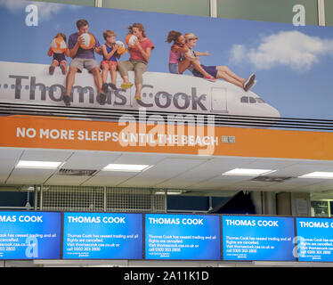 Leer Thomas Cook Check-in-Schalter am Flughafen Gatwick in Sussex, wie die 178-jährige Tour Operator hat den Handel mit sofortiger Wirkung eingestellt, nachdem man ein abschließendes Angebot ein Rettungspaket von Gläubigern zu sichern. Stockfoto