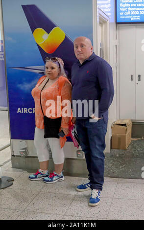 Martin Nowell und Pixie Flageul vor leeren Thomas Cook Check-in-Schalter am Flughafen Gatwick in Sussex, wie die 178-jährige tour operator Handel mit sofortiger Wirkung, nachdem man ein abschließendes Angebot ein Rettungspaket von Gläubigern zu sichern eingestellt hat. Stockfoto