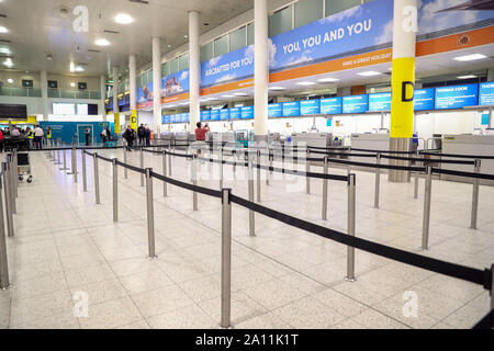 Leer Thomas Cook Check-in-Schalter am Flughafen Gatwick in Sussex, wie die 178-jährige Tour Operator hat den Handel mit sofortiger Wirkung eingestellt, nachdem man ein abschließendes Angebot ein Rettungspaket von Gläubigern zu sichern. Stockfoto