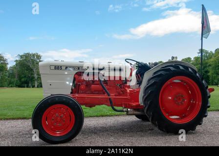 Makellos 1981 Weiß Rot David Brown 885 Modell Traktor Isle of Bute Schottland Großbritannien Passagiere linken Seite rechten Seitenbereich anzeigen Alte gleamin Stockfoto