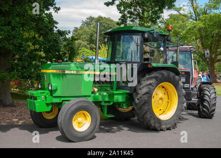 Makellos 1984 Grün Gelb John Deere 3040 Modell Traktor Isle of Bute Schottland United Kingdom Beifahrer linken Seite rechten Seitenbereich anzeigen gleamin Stockfoto