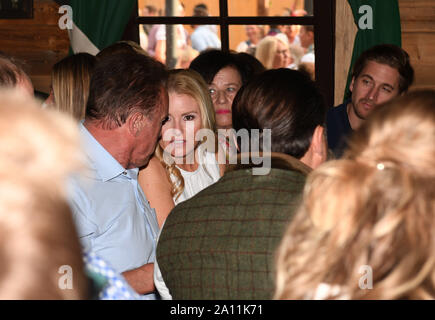 München, Deutschland. 22 Sep, 2019. Oktoberfest 2019, Heather Milligan und der Schauspieler Arnold Schwarzenegger in der promibox des Marstalls Festzelt. Das größte Volksfest der Welt dauert bis zum 6. Oktober. Credit: Felix Hörhager/dpa/Alamy leben Nachrichten Stockfoto