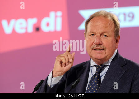 23. September 2019, Sachsen, Leipzig: Frank Bsirske, Vorsitzender der Dienstleistungsgewerkschaft Verdi, spricht auf dem Bundesparteitag. Der Gewerkschaftsbund wird in Leipzig bis zum 28.09.2018 und wird einen neuen Vorsitzenden. Foto: Sebastian Willnow/dpa-Zentralbild/dpa Stockfoto