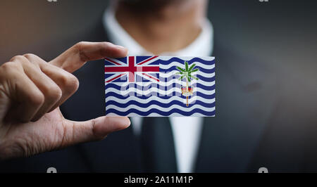 Geschäftsmann Holding Karte der Britischen Territorium im Indischen Ozean Flagge Stockfoto