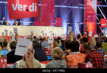 Leipzig, Deutschland. 23 Sep, 2019. Die Teilnehmer der Bundeskongress der Dienstleistungsgewerkschaft Verdi Stimmkarten anheben. Der Gewerkschaftsbund wird in Leipzig bis zum 28.09.2018 und wird einen neuen Vorsitzenden. Credit: Sebastian Willnow/dpa-Zentralbild/dpa/Alamy leben Nachrichten Stockfoto