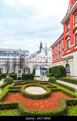 Wroclaw, Polen - Dezember 8,2017: Das ossolineum (Nationale Ossolinski Institut) kombiniert die Bibliothek und Museum, mit barocken Park und Univers eingerichtet Stockfoto