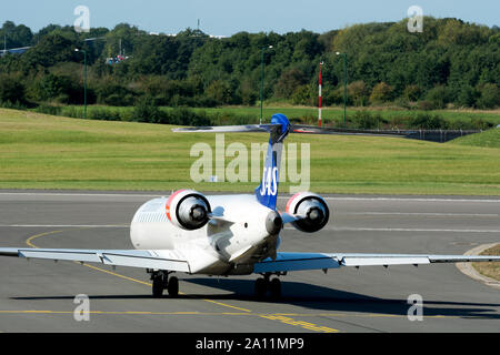 Scandinavian Airlines Bombardier CRJ-900LR rollens am Flughafen Birmingham, UK (EI-FPK) Stockfoto