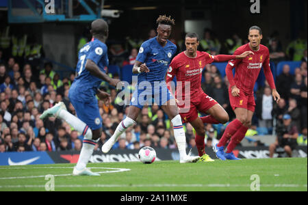 LONDON, ENGLAND - 22. SEPTEMBER: Chelsea's Tammy Abraham auf die Kugel während der Premier League Spiel zwischen dem FC Chelsea und dem FC Liverpool an der Stamford Bridge am 22. September 2019 in London, Vereinigtes Königreich. (Hugo Philpott/MB Medien) Stockfoto