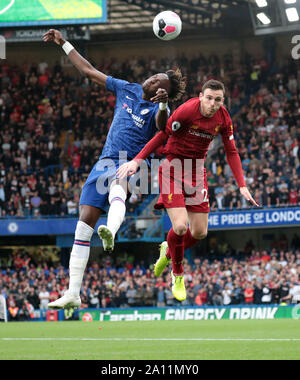 LONDON, ENGLAND - 22. SEPTEMBER: Chelsea's Tammy Abraham und Liverpools Andrew Robertson Kampf um den Ball während der Premier League Spiel zwischen dem FC Chelsea und dem FC Liverpool an der Stamford Bridge am 22. September 2019 in London, Vereinigtes Königreich. (Hugo Philpott/MB Medien) Stockfoto