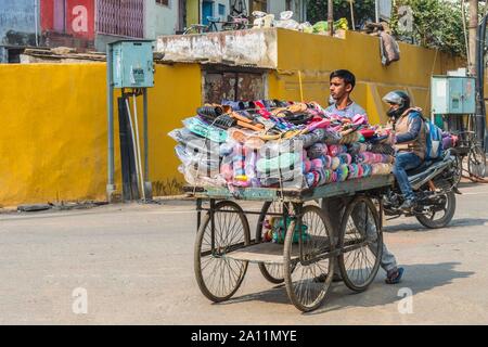 Kunststoff schuhe Straße Verkäufer, Varanasi, Uttar Pradesh, Indien Stockfoto