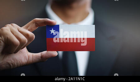 Geschäftsmann Holding Karte von Chile Flagge Stockfoto