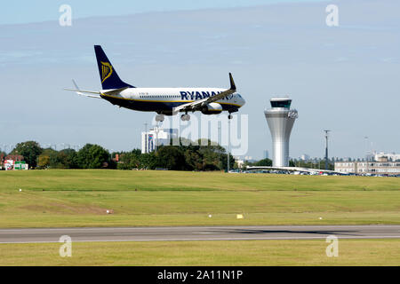 Ryanair Boeing 737-8 als Landung am Flughafen Birmingham, UK (EI - EPA) Stockfoto